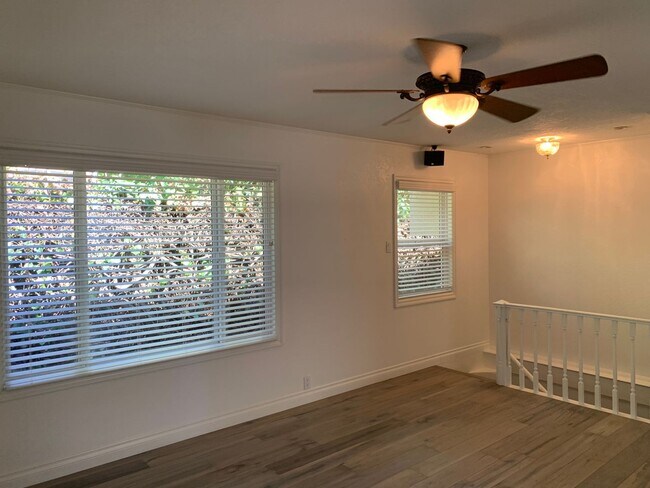 Building Photo - Charming 3+1 Canyon Country Cutie Nestled in the Hills!