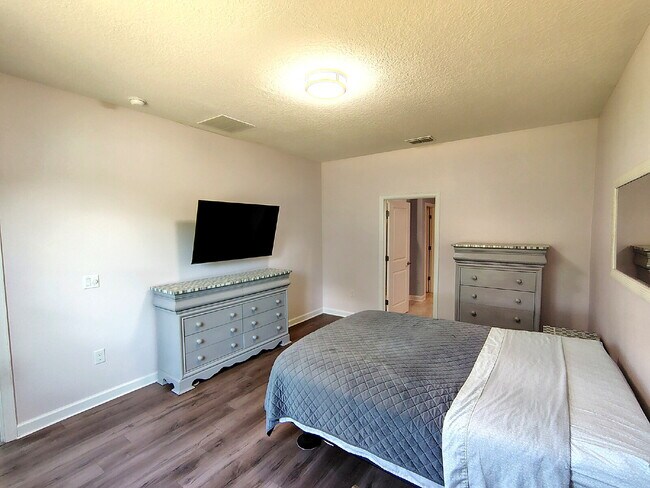 Building Photo - "Resort-Style Living in Davenport: Spacious 4-Bedroom Home with Solar Panels, Internet Included &...