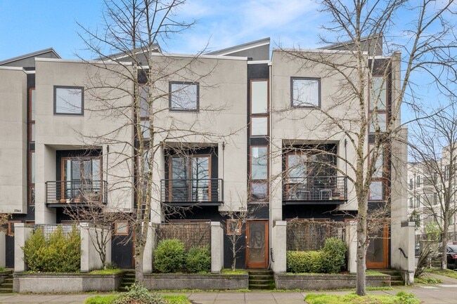 Building Photo - 2 BR 2 BA Townhome in North Tabor- 3 Levels!