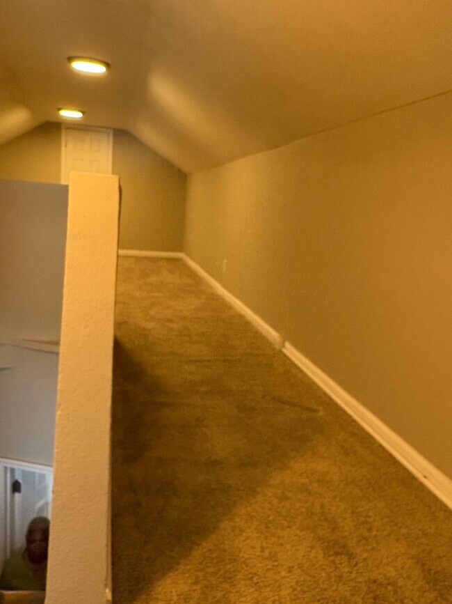 Building Photo - Beautiful 4 bedrooms and 2 bathrooms!