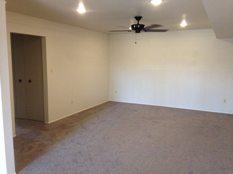 LIVING RM - 33300 Freedom Rd