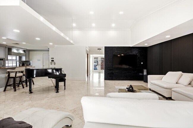 Building Photo - 5223 Deerhurst Crescent Cir
