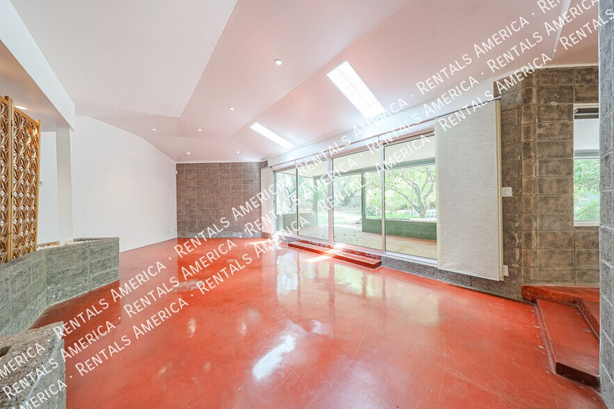 Building Photo - 3237 E Meadowbrook Ave