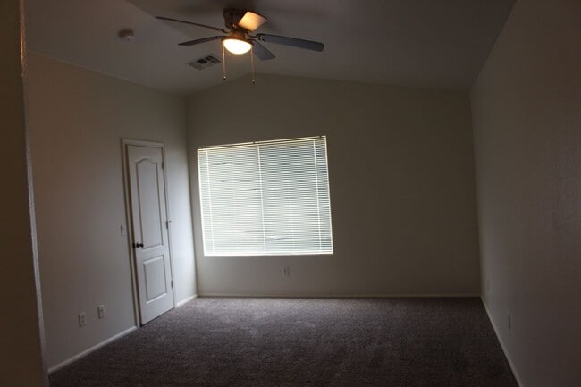 Building Photo - 3 bedroom with loft in Cheatham farms