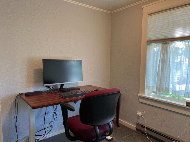 Building Photo - Charming Historical Home, Desirable Downtown Location. Flexible Lease Terms, 30-day Min. All Util...