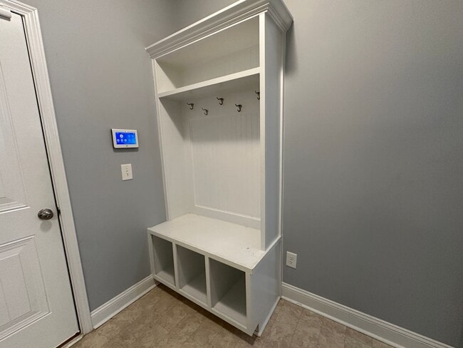 Building Photo - Awesome 4 Bedroom 2.5 Bath Home with Lots of space and a 2 Car Garage!