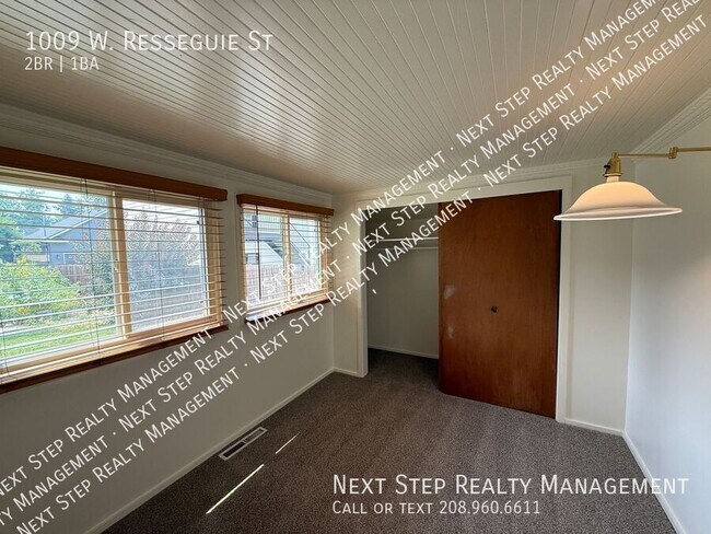 Building Photo - 1009 W Resseguie St