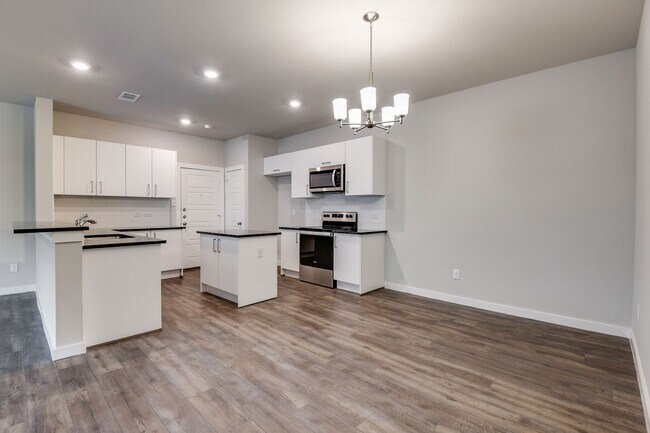 Building Photo - AVAILABLE NOW! GORGEOUS 3 BEDROOM DUPLEX LOCATED IN MIDLOTHIAN ISD!