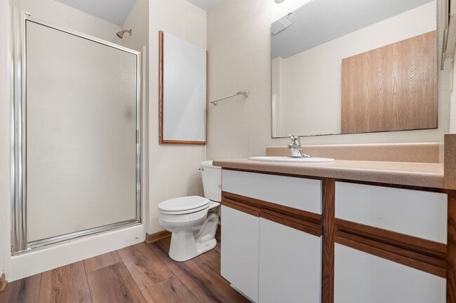 Building Photo - Condo Style Upper 2 bedroom 2 bathroom Apartment Available