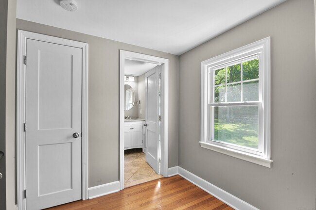 Building Photo - 26 Great Hillwood Rd