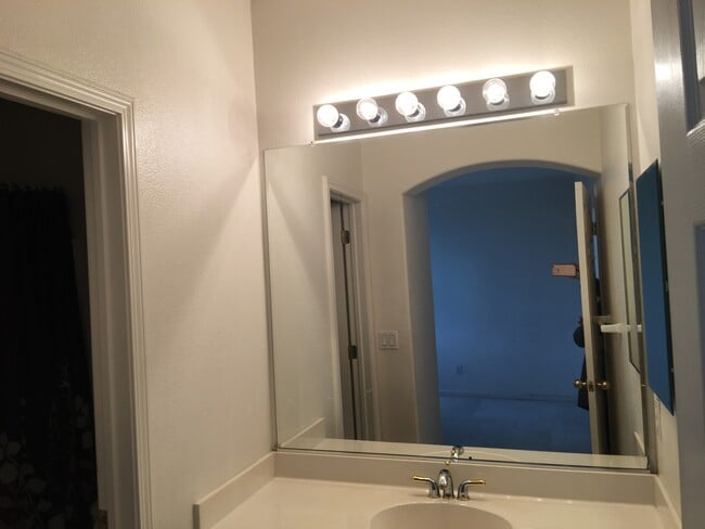 Building Photo - End unit ownhouse with garage walking dist...