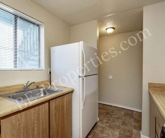 Building Photo - Cozy 1 Bedroom in the By The Green Community.