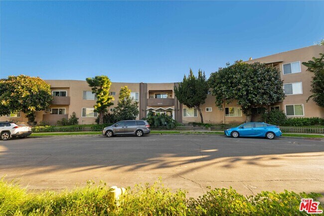 Building Photo - 15540 Moorpark St