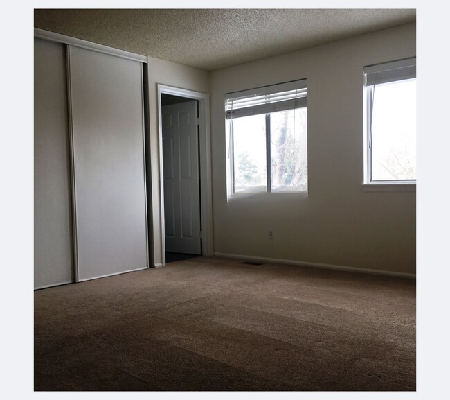 Building Photo - Spacious Backyard + Quiet Street | 3 Bed /...