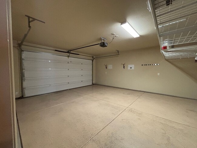 Building Photo - SPACIOUS HOME FOR RENT!