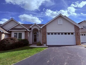 Building Photo - Gorgeous 3 Bedroom, 3 Bath Pet Friendly