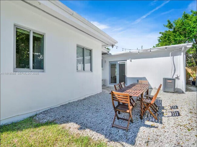 Building Photo - 7537 W Treasure Dr