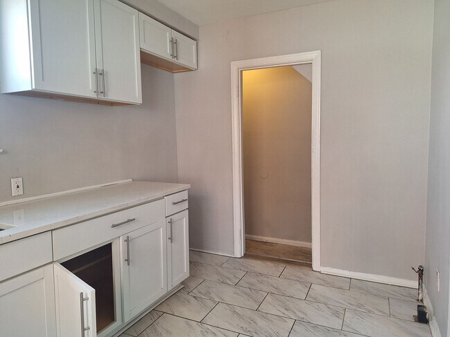 Building Photo - Charming 4 bedroom bungalow freshly updated