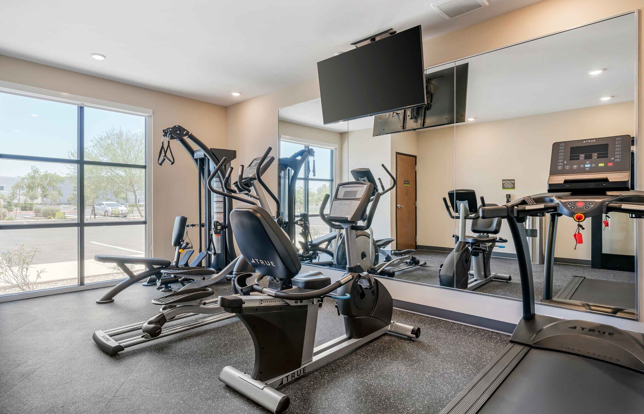 Building Photo - Furnished Studio-Phoenix - Chandler - Airport
