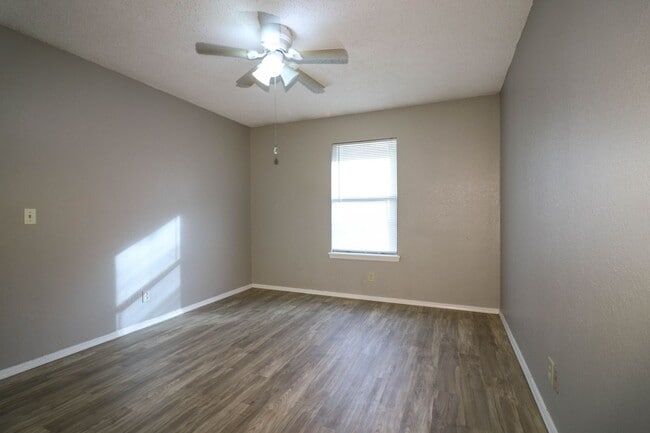 Building Photo - Cozy & Updated