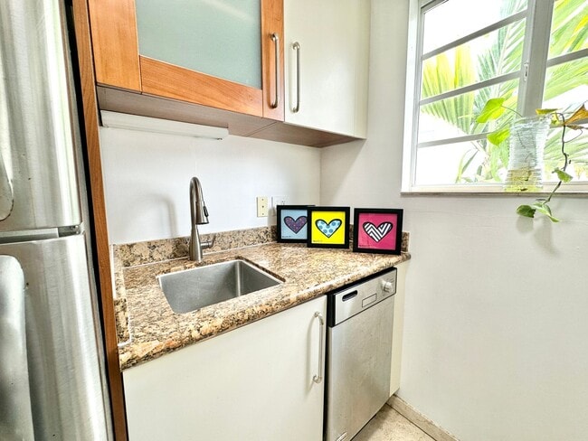 Building Photo - LARGE 1 BEDROOM FULLY FURNISHED IN WATERFR...