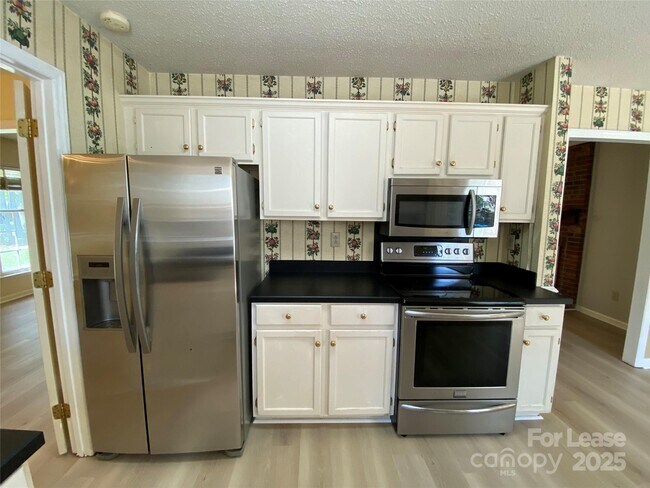 Building Photo - 1025 Thornsby Ln