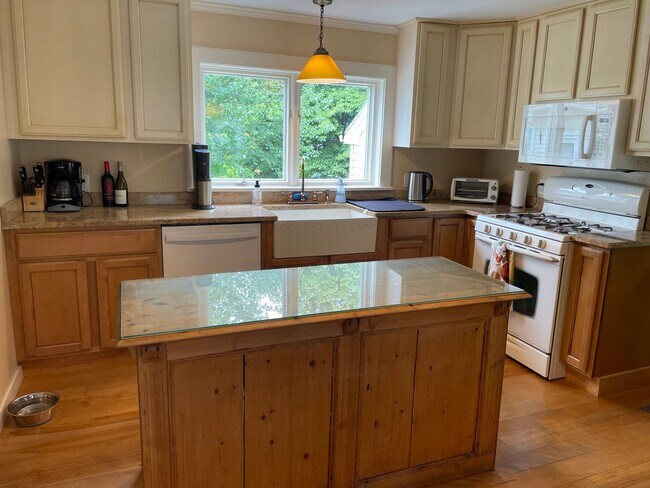 Building Photo - Furnished Colonial Cape rental in centrall...