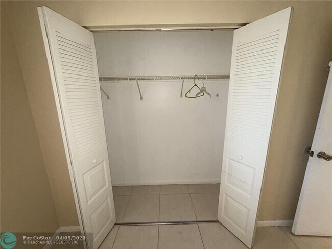 Building Photo - 1080 Del Lago Cir