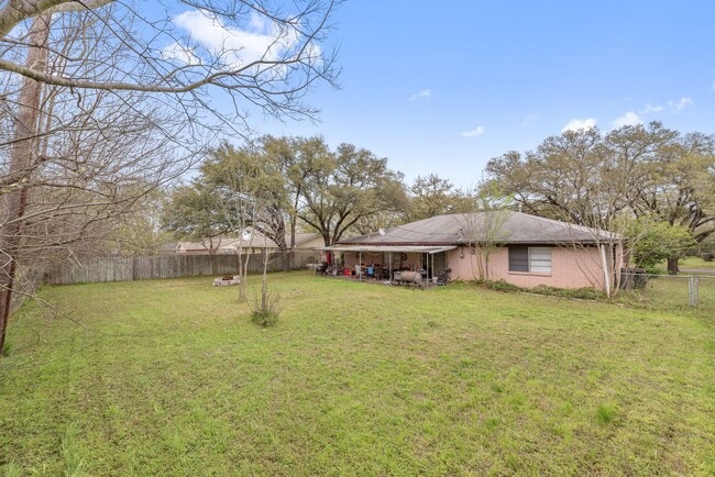 Building Photo - August Pre-Lease Available!! 3 Bed, 2 Bath with Huge Backyard and Covered Patio!