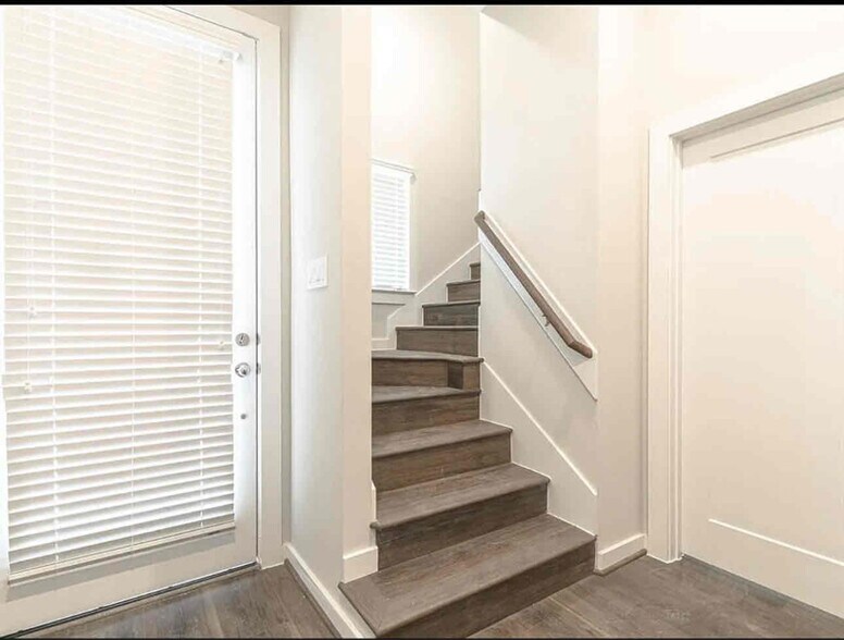 Building Photo - 5823 Fairdale Ln