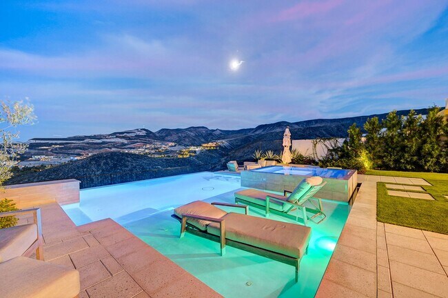 Building Photo - Amazing Golf Course and Las Vegas Valley V...