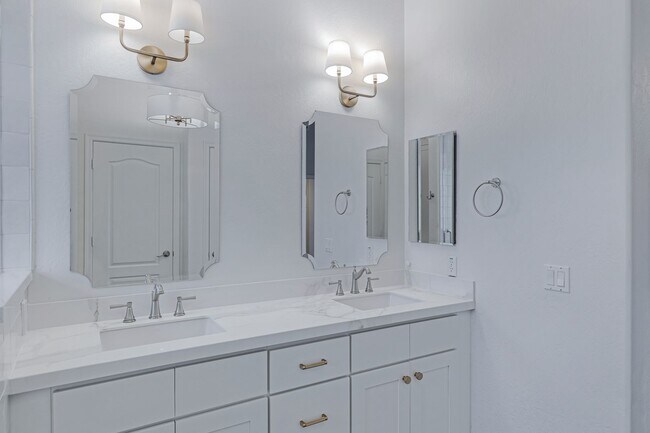 Building Photo - 4 Bedroom/2 Bathroom Remodeled home with S...