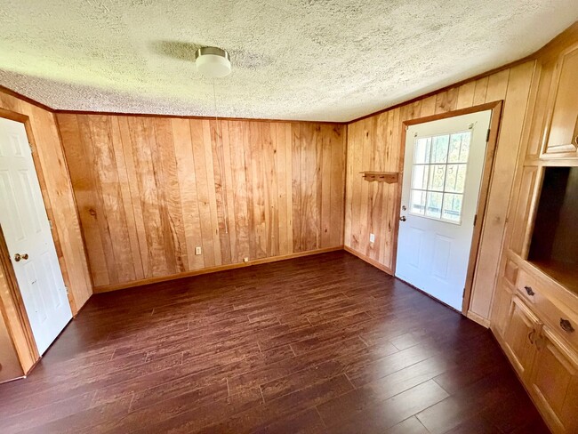 Building Photo - 3079 Hwy 81 S