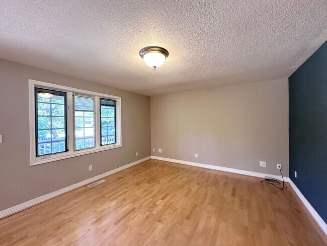 Building Photo - Gorgeous 3 Bed 2 Bath w/ Brand New Deck Patio Home in Cedar Hills! MOVE IN SPECIAL!