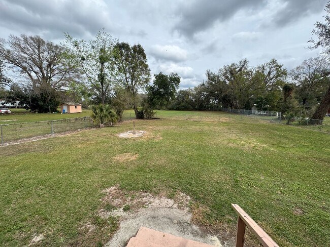 Building Photo - "Charming 3-Bedroom Retreat with Modern Amenities in Lakeland!"