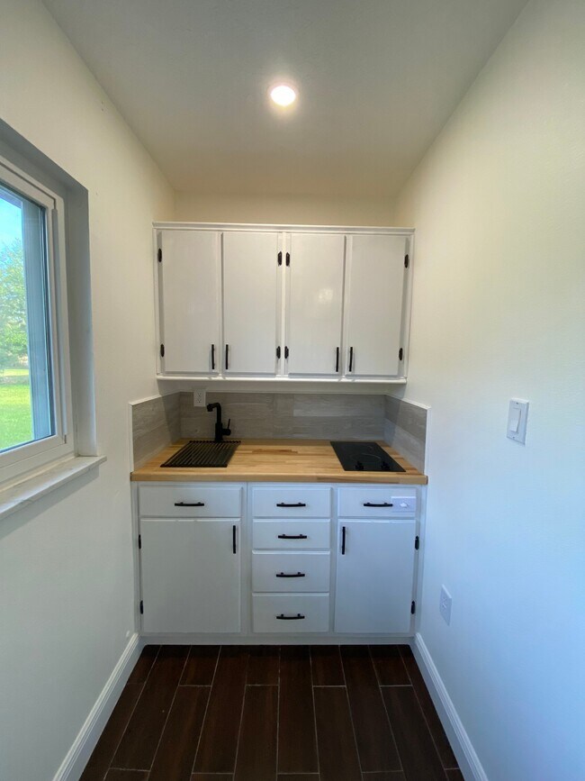 Building Photo - 1551 Palm Tree Dr