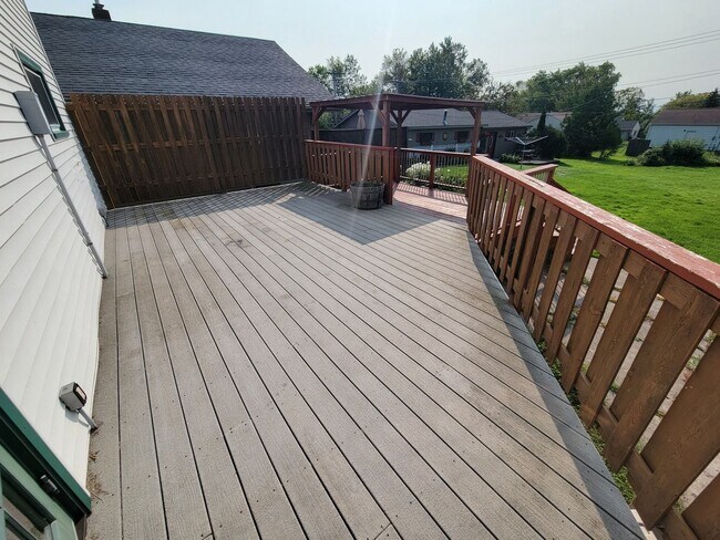 Building Photo - AVAILABLE AUGUST 15th - 4 Bed 3 Bath w/ Spacious Back Deck - SHORT TERM LEASE TILL END OF APRIL
