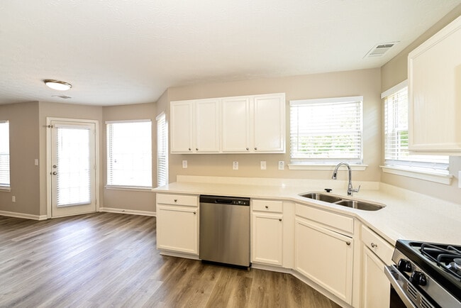 Building Photo - 313 Sarasota Ln