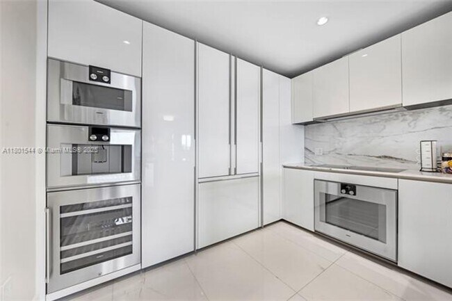 Building Photo - 10201 Collins Ave