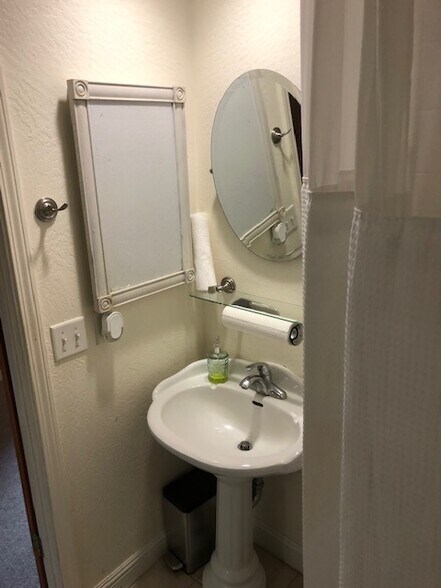 Wash basin. - 639 Oak Ave