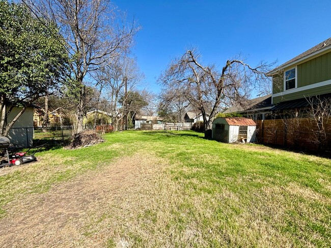 Building Photo - 1 Bedroom Home with Large Backyard on North Loop!