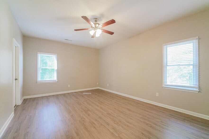 Building Photo - 8601 Stone Creek Ct