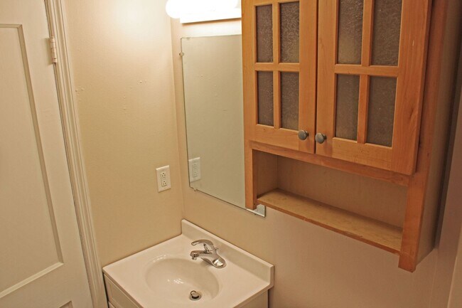 Building Photo - 1-Bedroom, 1-Bath House for Rent