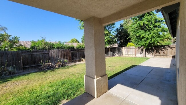 Building Photo - 4 bedroom 2-baths