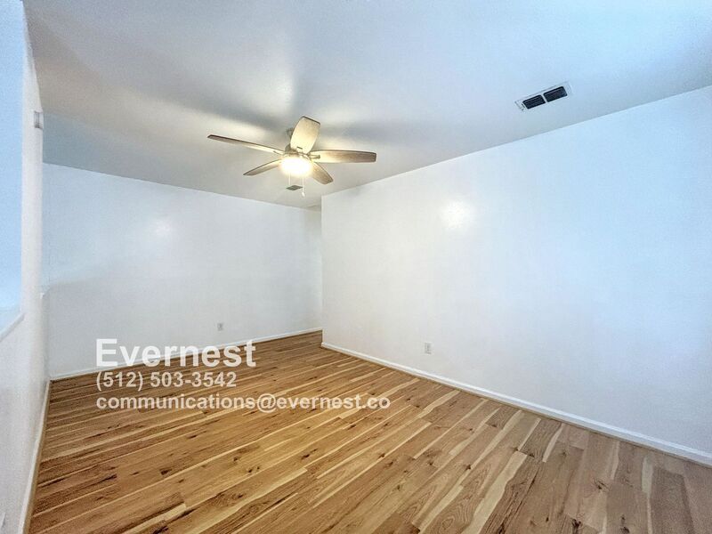 Building Photo - 707 Valley View Dr