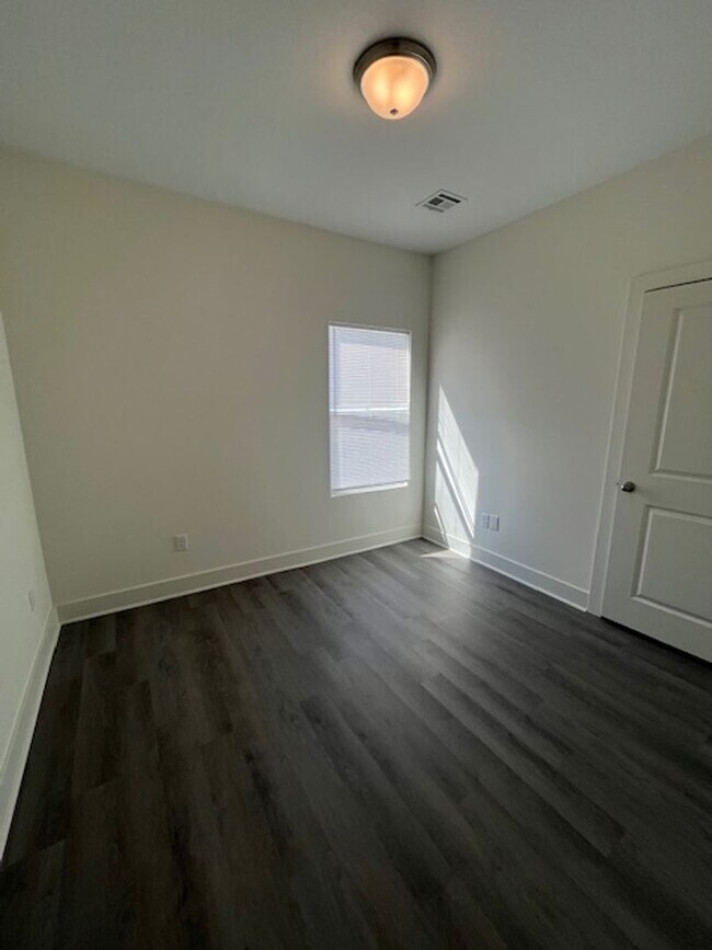 Building Photo - Beautiful 3-Bedroom Family Home for Rent in Fox Run!