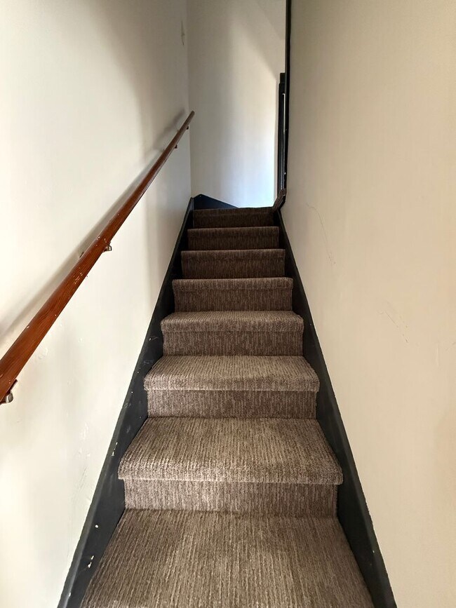 Building Photo - 902 E Kemp Ave