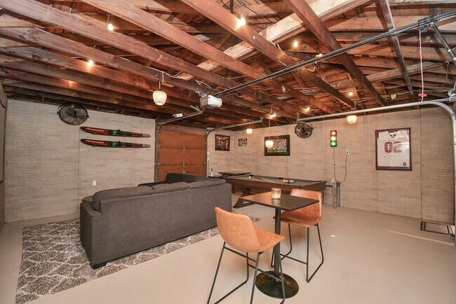 Building Photo - 9811 Rocktree Dr