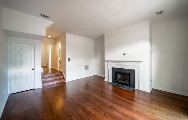 Building Photo - Sophisticated Townhome Steps from East Fal...
