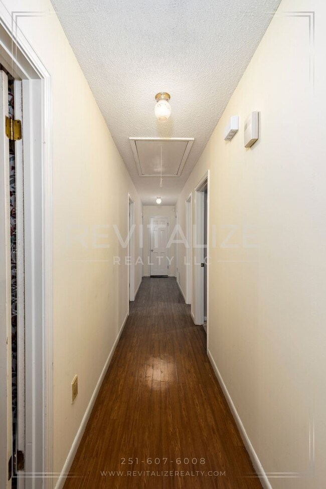 Building Photo - Beautifully Preserved 4 Bd / 3 Ba Vintage ...